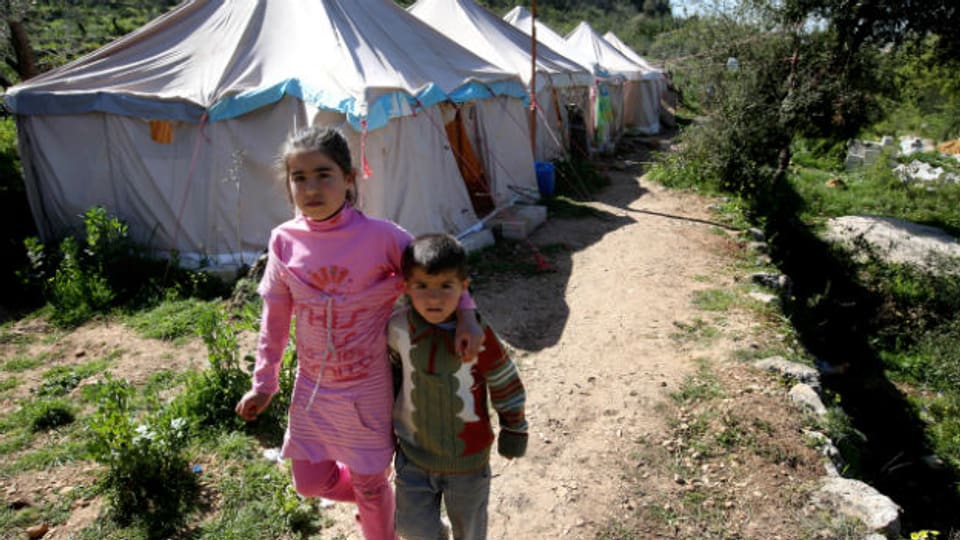 Syrische Kinder vor einem Zeltlager der UNO in Libanon.
