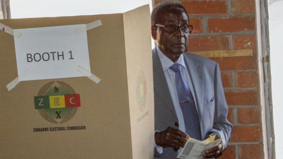 Präsident Robert Mugabe bei der Stimmabgabe.