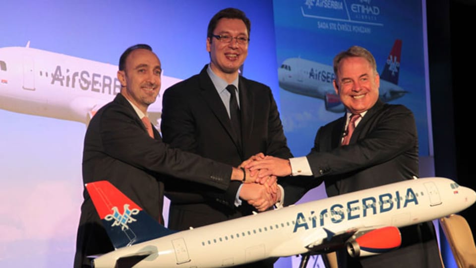  Aleksandar Vucic , Serbiens Vizeministerpräsident, James Hogan, CEO der Etihad und Dane Kondic Direktor der neuen Air Serbia (von links nach rechts).