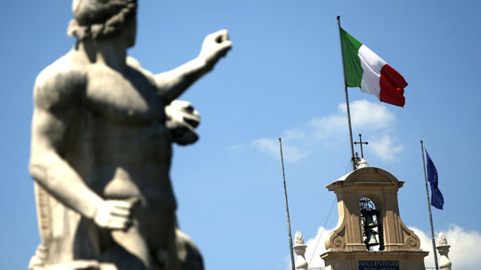 Italien: Quo vadis? Die italienische Flagge am Palazzo Quirinale in Rom am 2. August 2013.