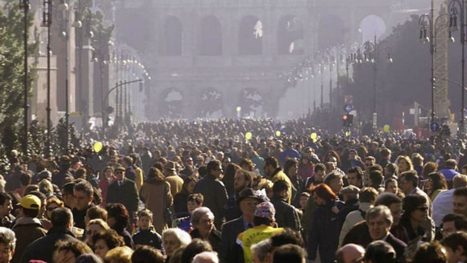 Was am 6. Februar 2000 als autofreier Sonntag ausnahmsweise möglich war, wird nun Alltag: eine Via dei Fori Imperiali ohne Verkehr.