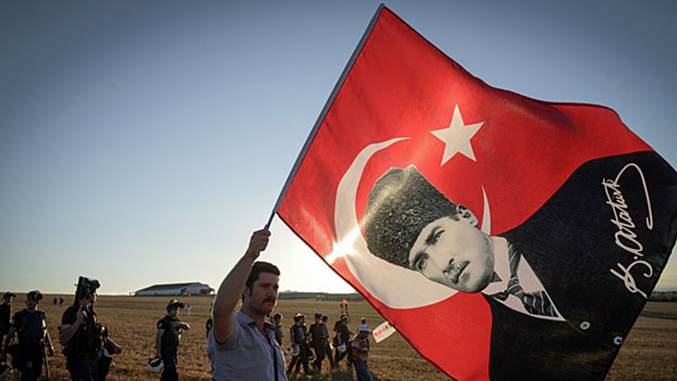 Demonstrant mit der nationalistischen Fahne des türkischen Staatsgründers Kemal Atatürk, ausserhalb des Gefängnis- und Gerichtskomplexes Silivri.