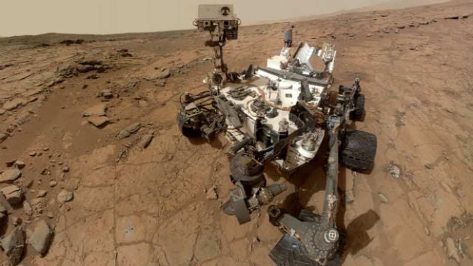 Der Mars-Roboter Curiosity ist ein fahrendes Labor mit Laser, Röntgenanalyse-Gerät, Gas-Chromatograf und diversen Strahlen-Messgeräten.