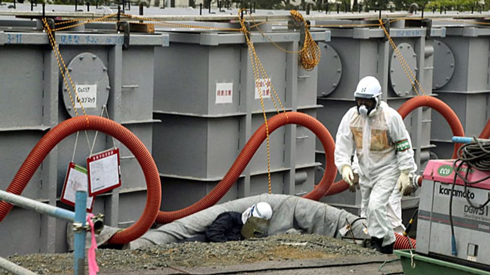 Ein Tepco-Angestellter arbeitet an den Wassertanks des AKW von Fukushima.