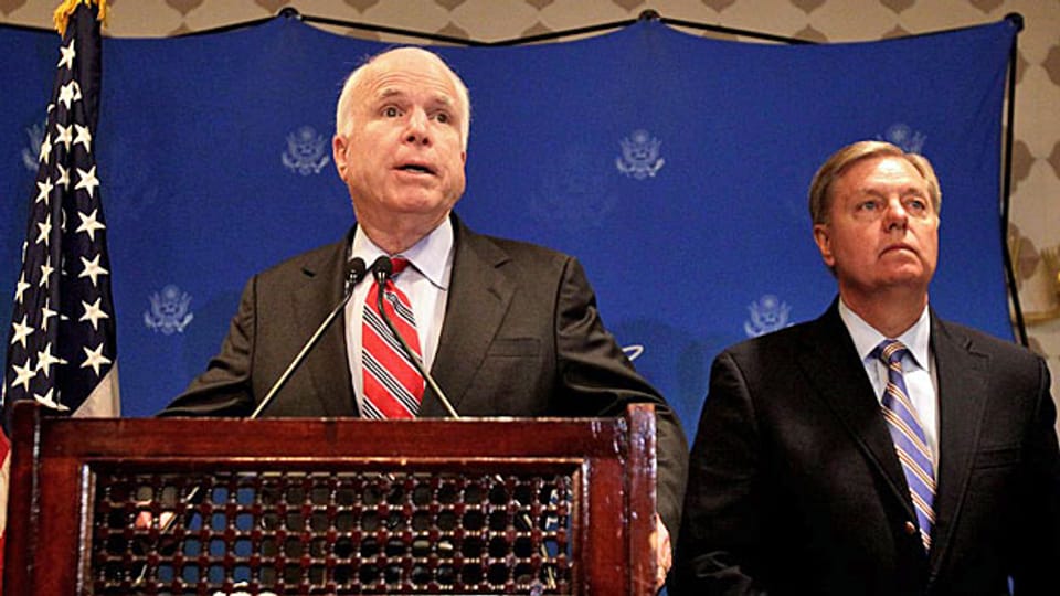 Die zwei US-Senatoren John McCain und Lindsey Graham an einer Medienkonferenz in Kairo, am 6. August 2013