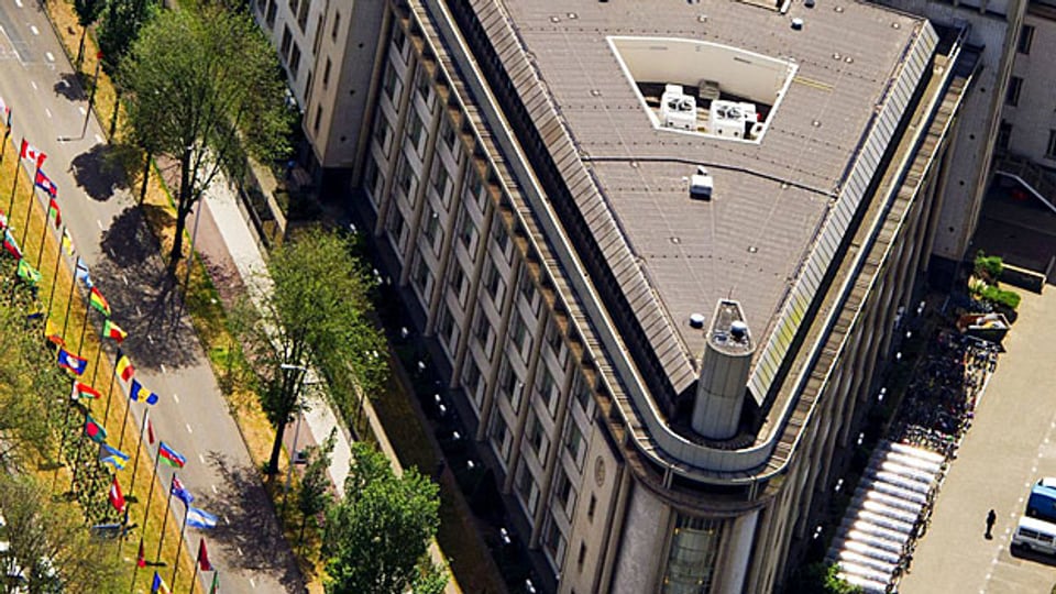 Luftaufnahme auf ein Gebäude des Haager Tribunals.