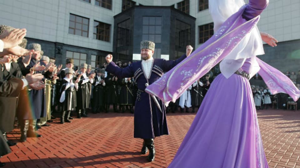 Kadyrow inszeniert sich gerne: hier als tschetschenischer Volkstänzer.