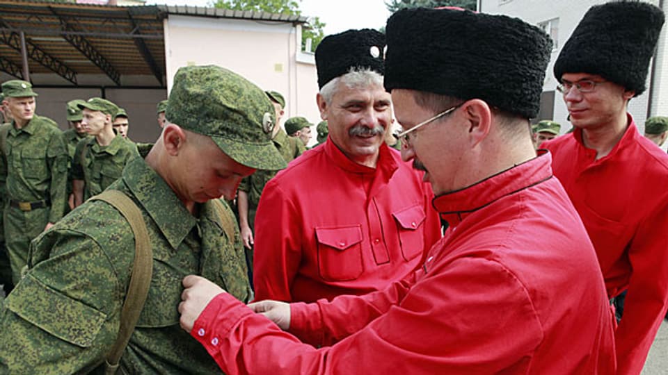 Senioren unterstützen die jungen kosakischen Rekruten in Stavropol, im Süden Russlands.