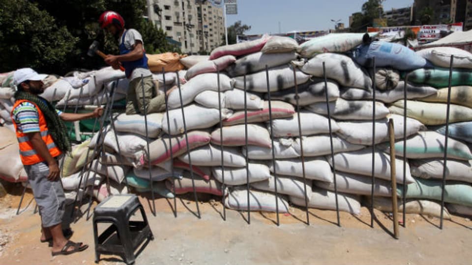 Mursi-Anhänger verstärken die Barrikaden rund um ihr Zeltlager.