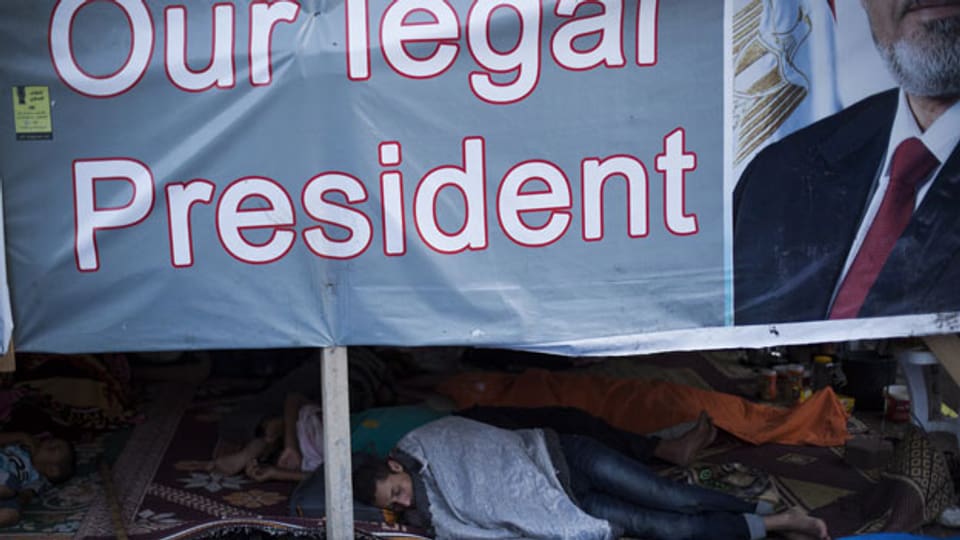 Unterstützer des gestürzten Präsidenten Ägyptens Mohammed Mursi schlafen in ihrem Zelt  bei der Sit-in bei Rabaa Al-Adawiya-Moschee in Kairo am 12. August 2013.