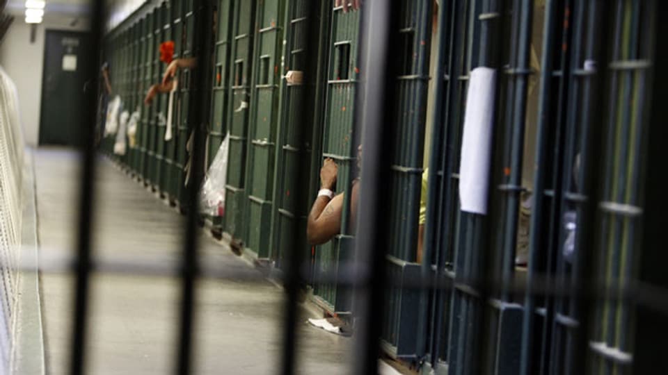 Ziel der Reform ist es, die dauerhaft überfüllten Gefängnisse zu  entlasten und Kosten einzusparen. Männergefängnis in Los Angeles.