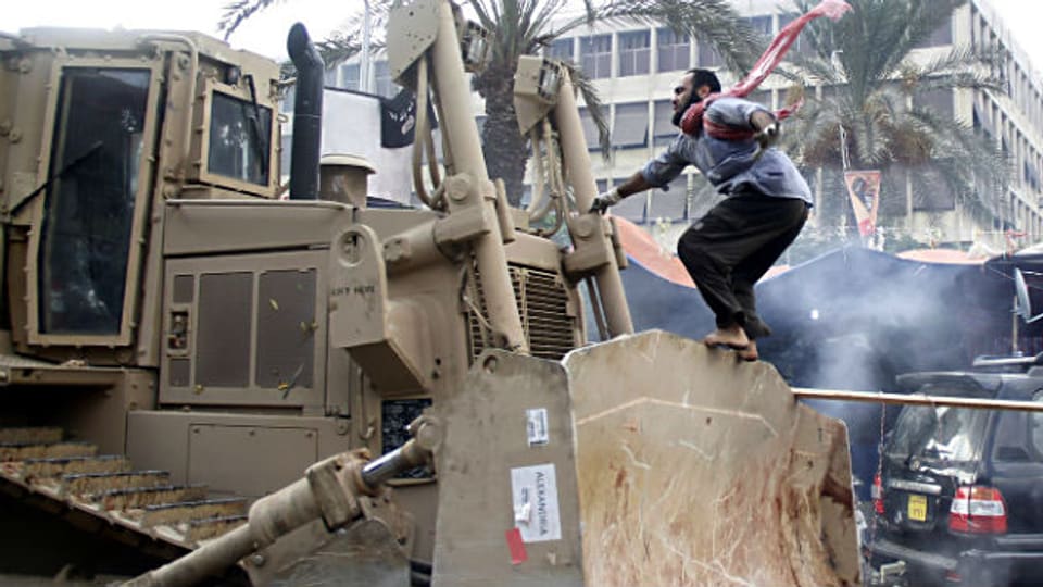 Muslimbruder gegen Bulldozer der Polizei.