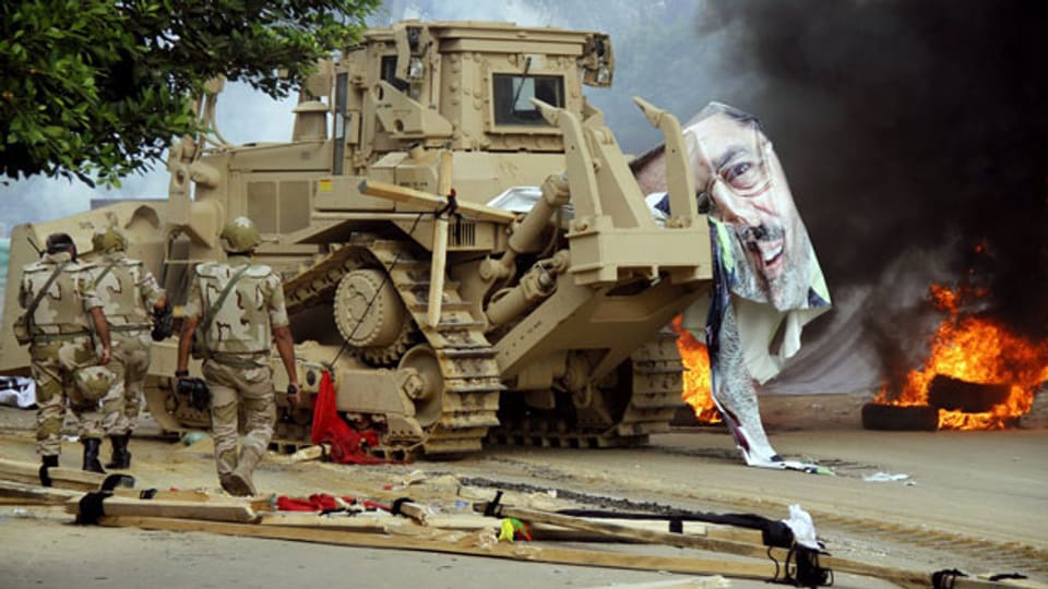 Die ägyptischen Sicherheitskräfte räumten die Zeltlager der Muslimbrüder auf dem Nahda Platz in der Nähe der Universität von Kairo Ägypten am 14. August 2013 mit Bulldozern.
