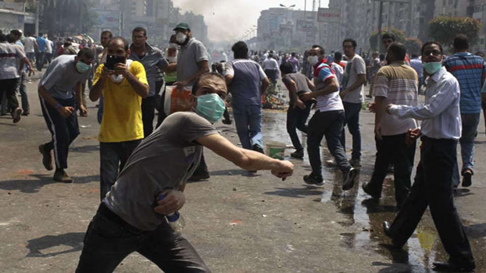 Mitglieder der Muslimbruderschaft und Anhänger des gestürzten ägyptischen Präsidenten Mohamed Mursi schreien Parolen bei Zusammenstößen mit der Polizei und der Armee in der Gegend des Rabaa Adawiya Platzes in Kairo am 14. August 2013.