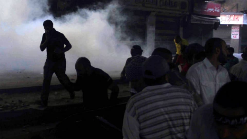 Mursi-Anhänger im Tränengas beim Ramses-Platz in Kairo