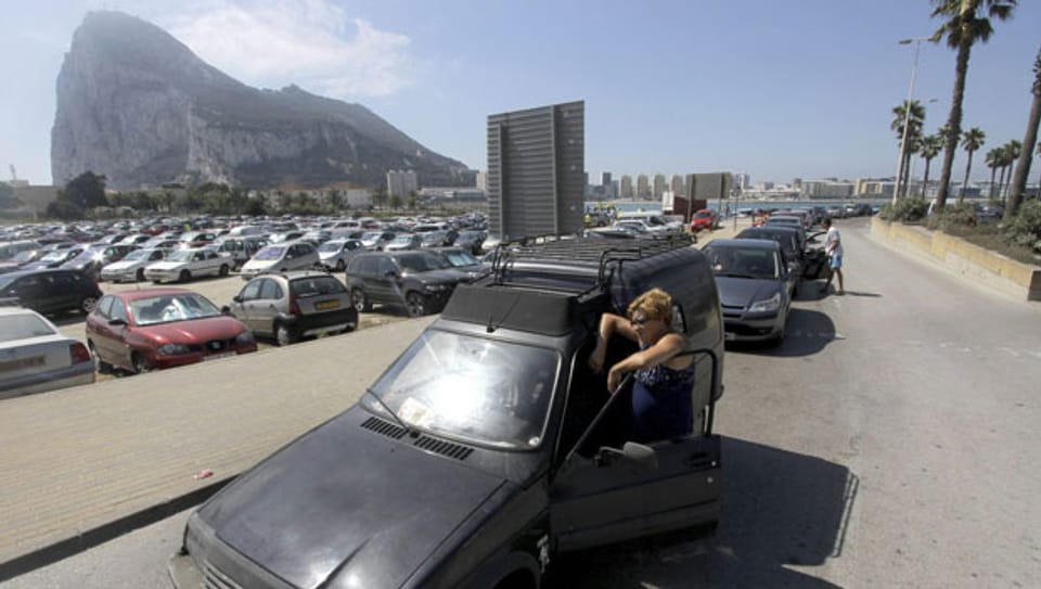 Touristen schwitzen an der Grenze zu Gibraltar