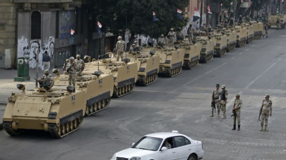 Panzer fahren im Zentrum von Kairo auf.