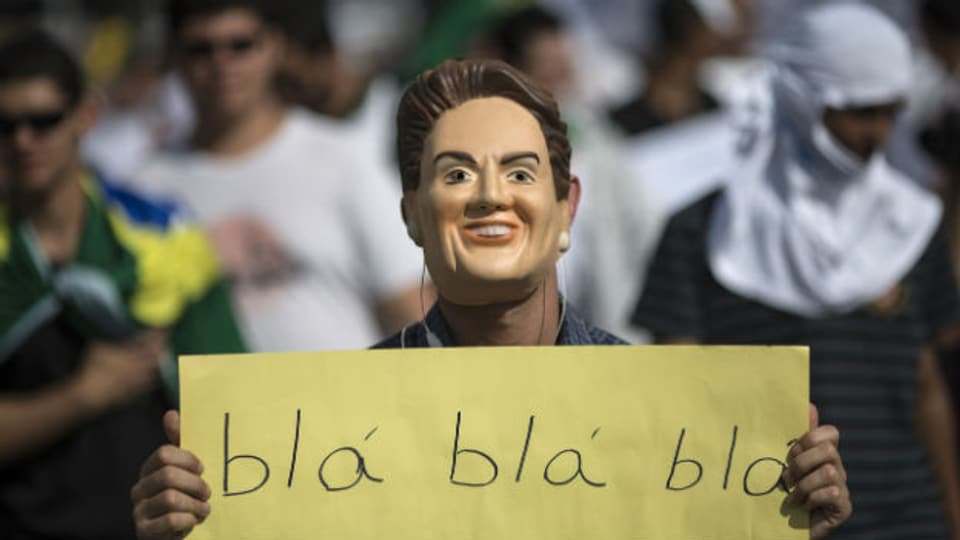 Bild Brasilien: Ein Demonstrant, maskiert als Präsidentin Rousseff, fordert, dass die Regierung Ernst macht mit Reformen.
