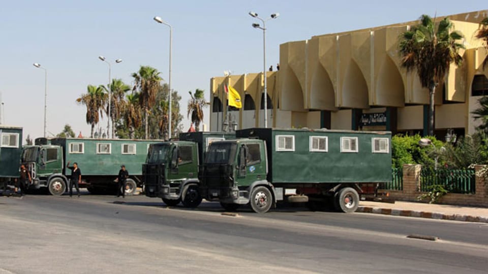 Die Armee vermutet militante Islamisten hinter dem Anschlag. Bild: Ägyptische Sicherheitskräfte vor dem Gouvernementsgebäude auf dem Sinai.