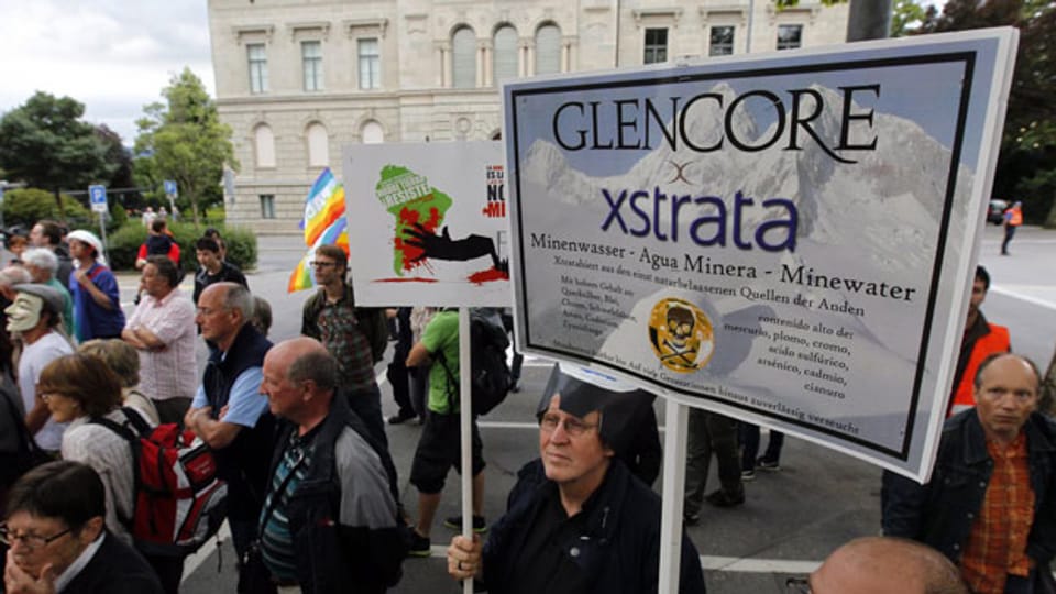 Am 7. Februar 2012 fusionierten Glencore und Xstrata zu einem Megakonzern. Rund 300 Personen haben in Zug gegen die Fusion demonstriert.