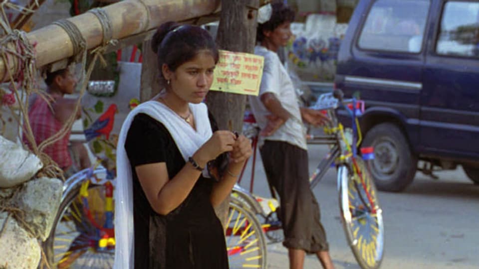 Nisha hält Ausschau nach Prostituierten. Nisha war selbst eine Prostituierte in Indien und hilft nun NGOs bei der Identifizierung von Mädchen, die in die Prostitution gedrängt werden. Es gibt schätzungsweise 200 000 Frauen aus Nepal, die als Prostituierte in Bordellen in ganz Indien arbeiten.