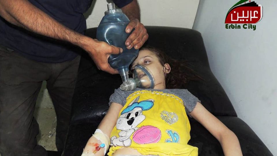 Kind wird nach einem mutmasslichen Giftgasangriff in Syrien behandelt.