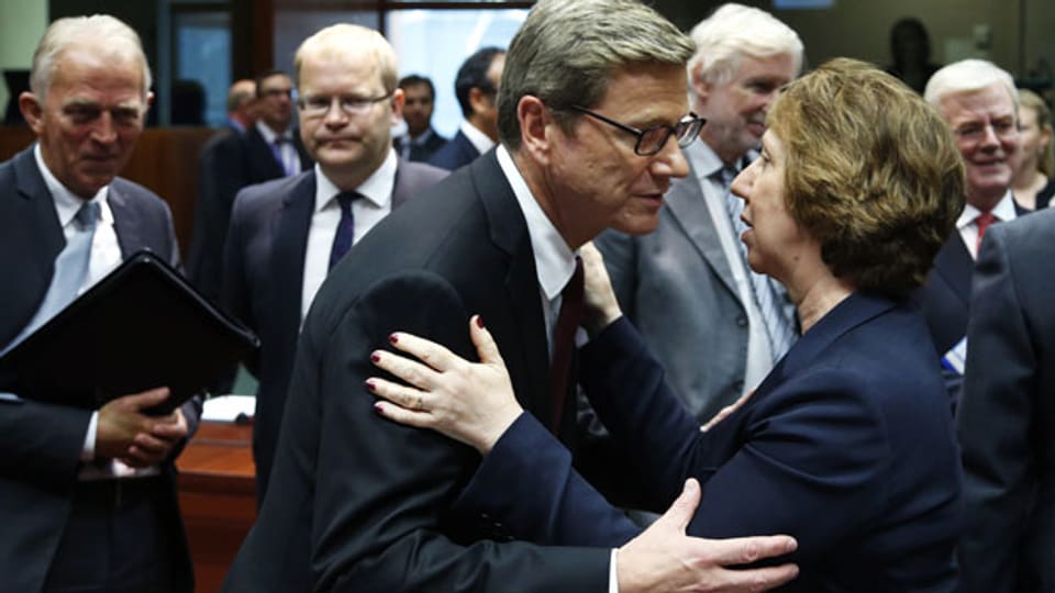 Catherine Ashton (rechts) begrüsst Guido Westerwelle während eines Notfalls EU-Aussenministertreffens in Brüssel am 21. August 2013.