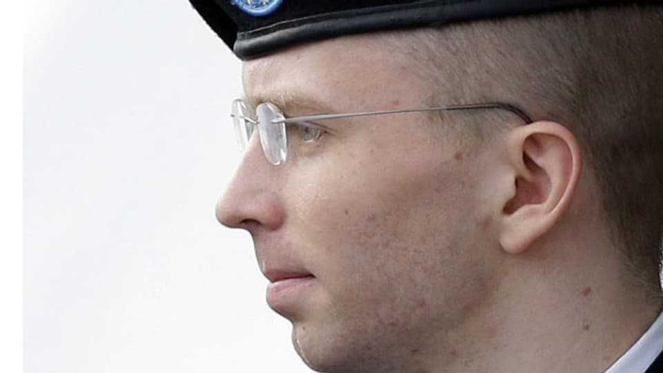 Bradley Edward Manning ist ein Angehöriger der Streitkräfte der Vereinigten Staaten, der im Mai 2010 unter dem Verdacht verhaftet wurde, Videos und Dokumente kopiert und als Whistleblower der Website Wikileak zugespielt zu haben.