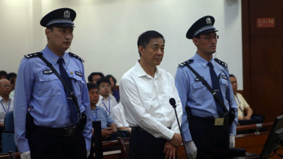 Bo Xilai (mitte) vor dem Gericht in der Provinz Shandong.