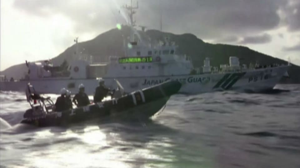Japanische Küstenwachschiffe in der Nähe der umstrittenen Senkaku- oder Diaoyu-Inseln am 18. August 2013.