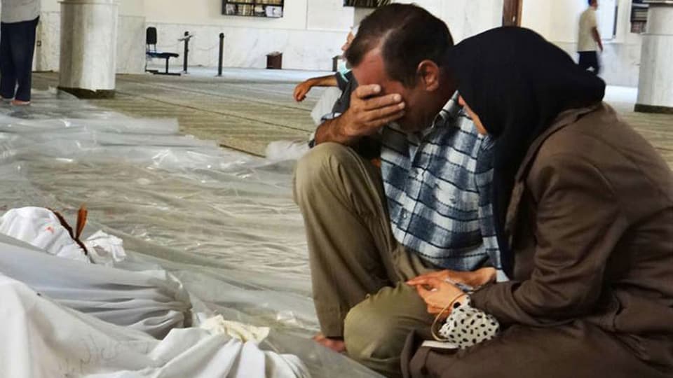 Syrische Bürger trauern um die Verstorbenen nach einem angeblichen Giftgas-Angriff durch das Regime Assads am 21. August 2013.