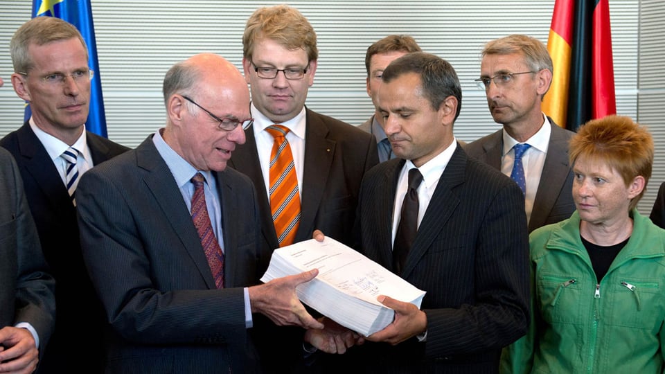 Der Ausschussvorsitzende Sebastian Edathy, (Mitte rechts) Parlamentspräsident Norbert Lammert (Mitte links) sowie andere Mitglieder des Ausschusses präsentieren den Abschlussbericht des Untersuchungsausschusses zur NSU in Berlin am 22. August 2013.