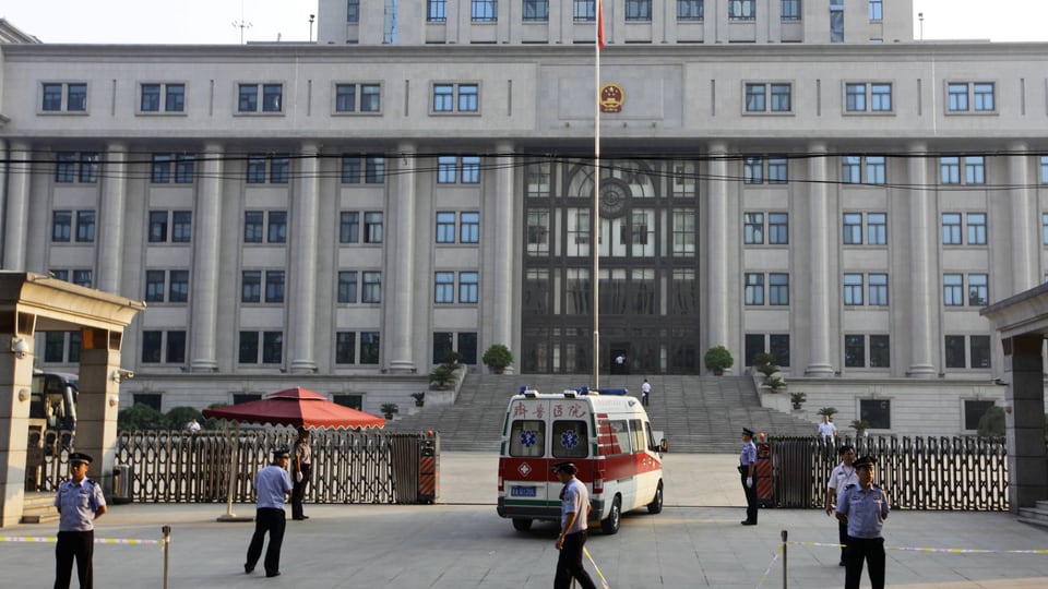 Polizisten bewachen das Haupttor des Gerichts, wo der Prozess gegen den chinesischen Politiker Bo Xilai in Jinan, Provinz Shandong stattfindet am  22. August 2013.