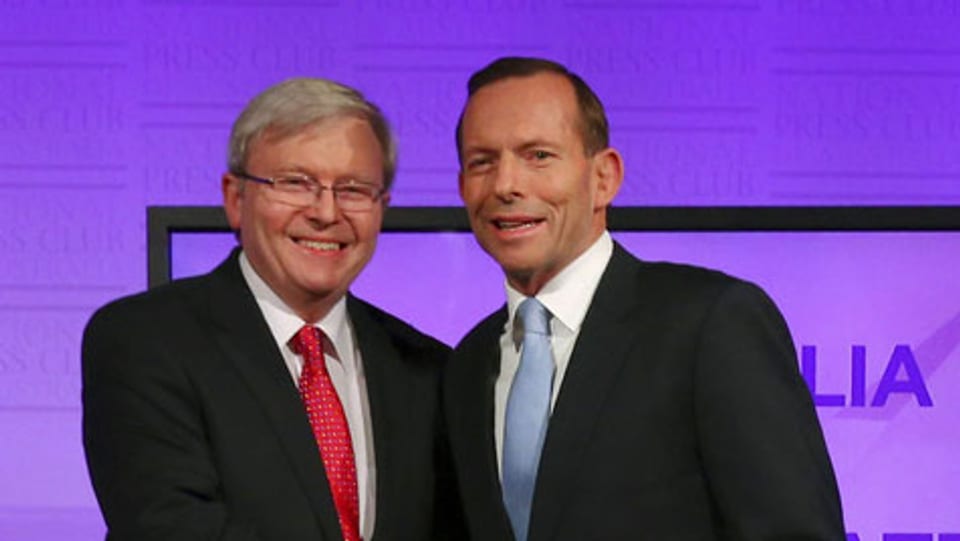 Australiens Premierminister Kevin Rudd (links) und Oppositionsführer Tony Abbott schütteln sich die Hände zu Beginn der Leader Debatte im National Press Club in Canberra am 11. August 2013.