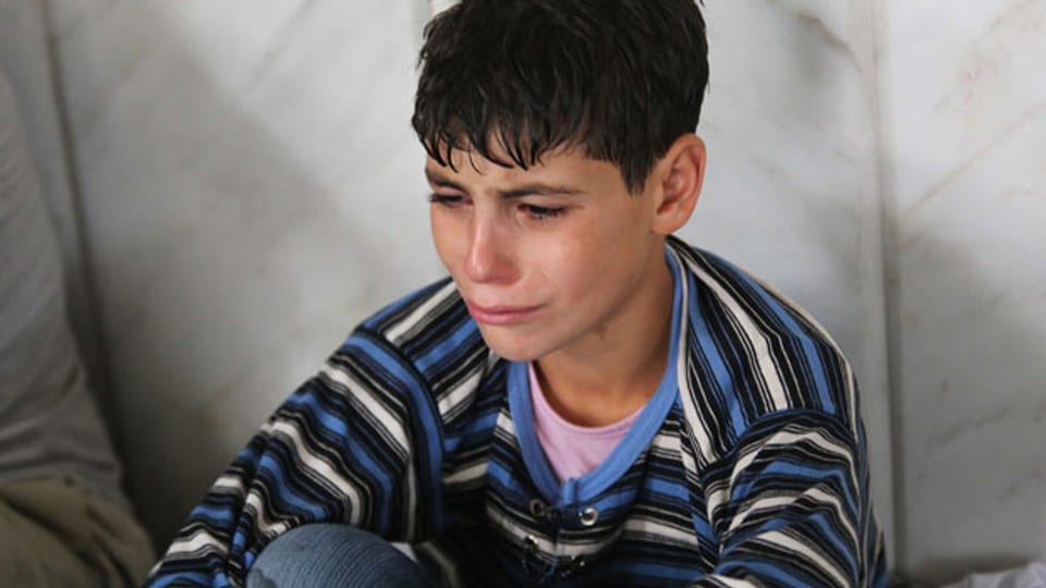 Mehr als drei Millionen Kinder sind vor dem Bürgerkrieg in Syrien auf der Flucht. Dieser Junge überlebte den Gas-Angriff und fand Zuflucht in einer einer Moschee in der Nähe von Damaskus.