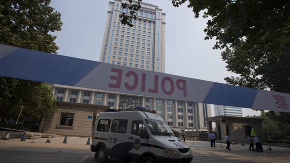 Polizeiwagen vor dem Gericht in Jinan, Provinz Shandong am, 23. August 2013, wo der Prozess gegen den ehemaligen chinesischen Politiker Bo Xilai stattfindet.