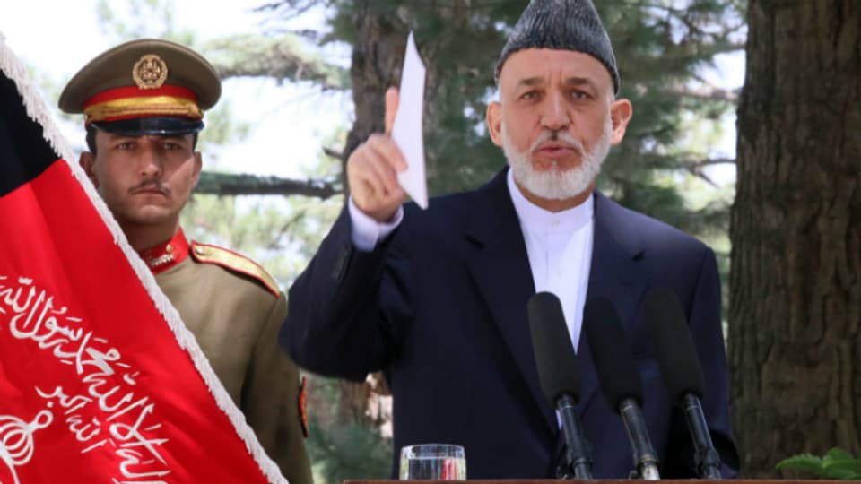 Hamid Karzai bei einer Pressekonferenz vor seinem Abflug nach Pakistan.