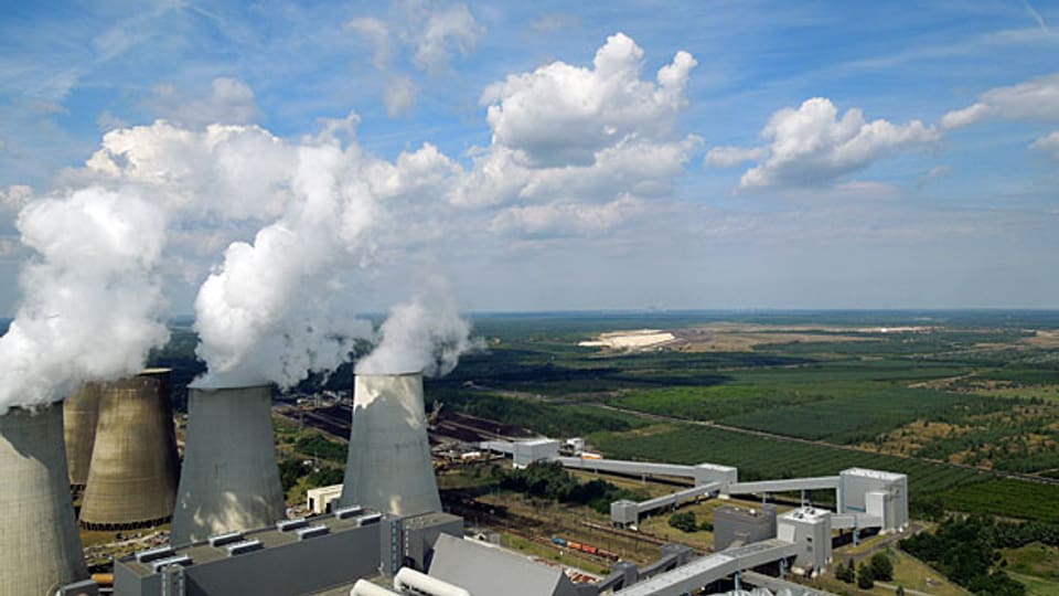 Braunkohle-Kraftwerk Boxberg, Sachsen; im Hintergrund der Tagebau Nochten. Tag für Tag werden hier 60'000 Tonnen Kohle verfeuert. Zu DDR-Zeiten war Boxberg das grösste Kohlekraftwerk Europas und eine berüchtigte Dreckschleuder - und gilt auch heute noch als Klimakiller.