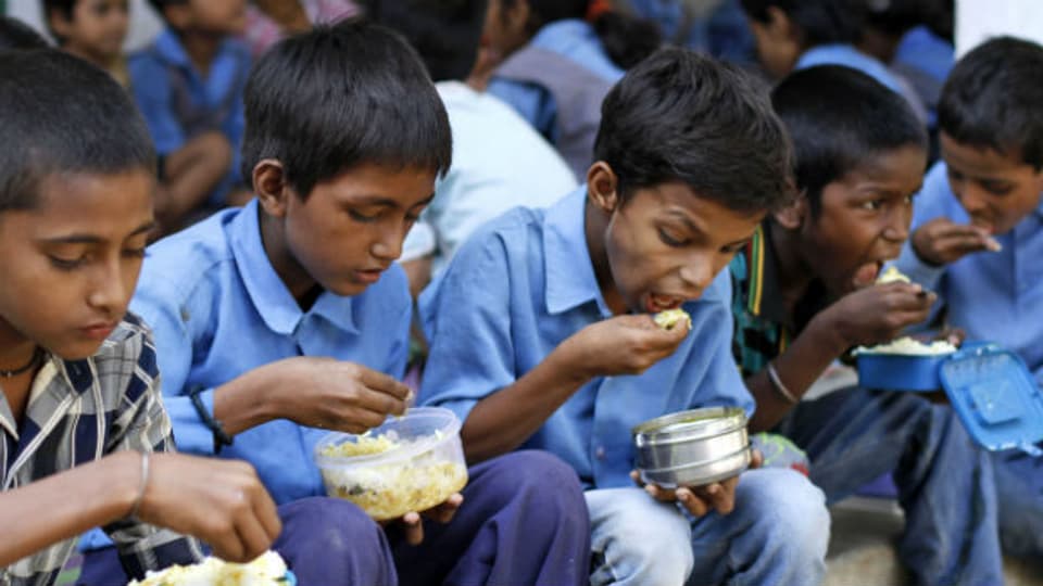 Indische Schulkinder erhalten eine Gratis-Mahlzeit.