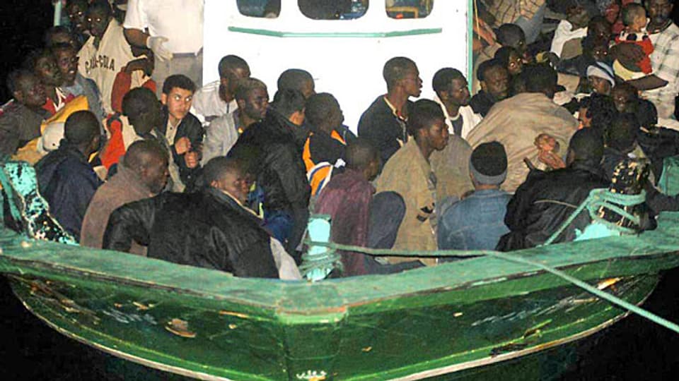 Mehr als hundert Flüchtlinge aus Afrika auf einem alten Fischerboot.