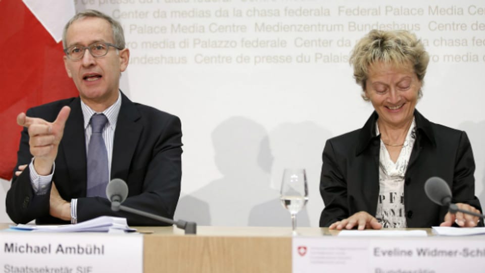 Bundesrätin Widmer-Schlumpf und Staatssekretär Michael Ambühl beim Vorstellen der Einigung