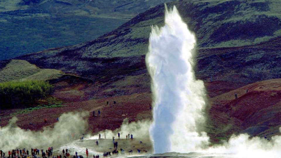 Die 60 Meter hohe Fontäne eines Geysirs im Juni 2000 130 Kilometer südlich von Reykjavik