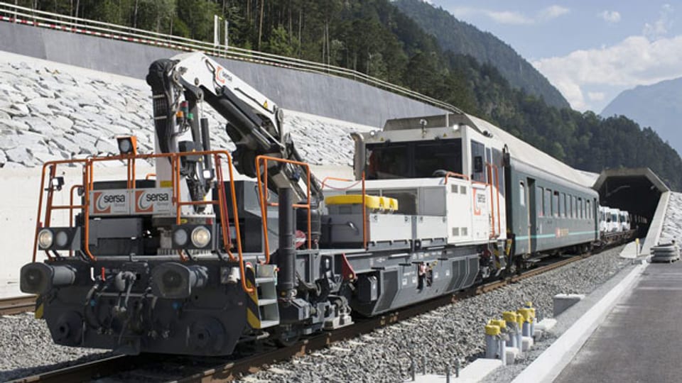 Der erste Zug fährt durch den Gotthard-Basistunnel
