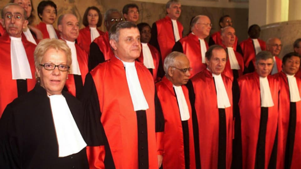 Der ehemalige Richter Wolfgang Schomburg am Jugoslawien Tribunal (hier neben Carla Del Ponte) im November 2001.