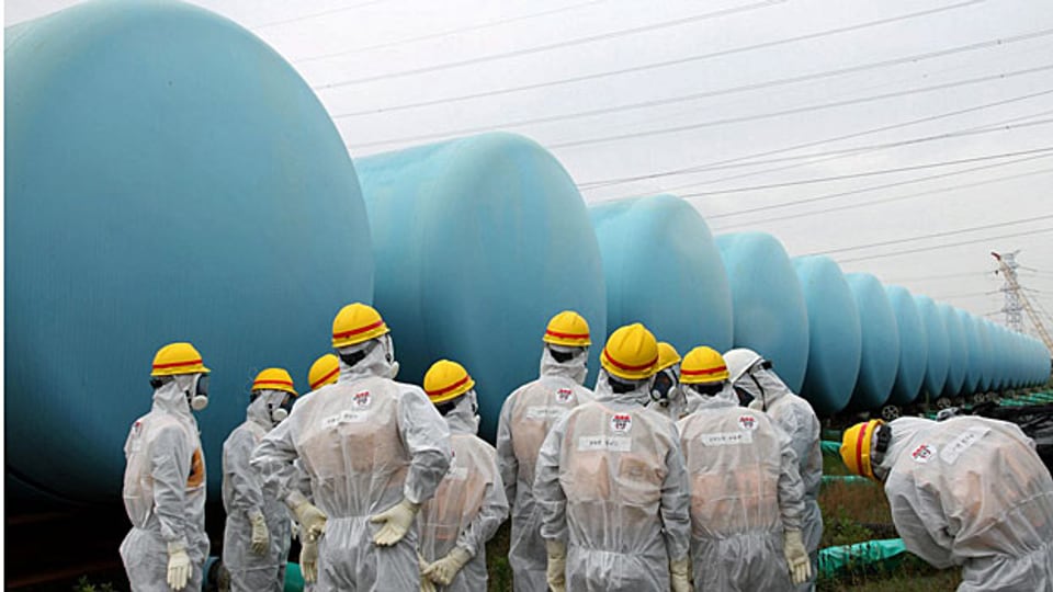 Mitglieder einer Regierungsbehörde inspizieren am 23. August Wassertanks im AKW Fukushima.