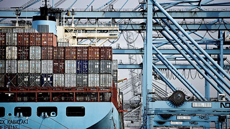 Containerschiff im Hafen von Rotterdam.