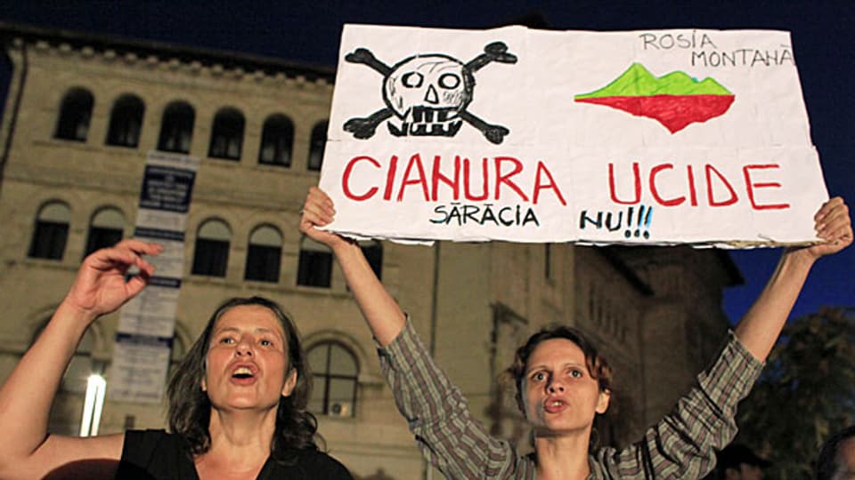 Auf dem Transparent der protestierenden Frauen in Bukarest steht: «Zyanid tötet, Armut nicht».