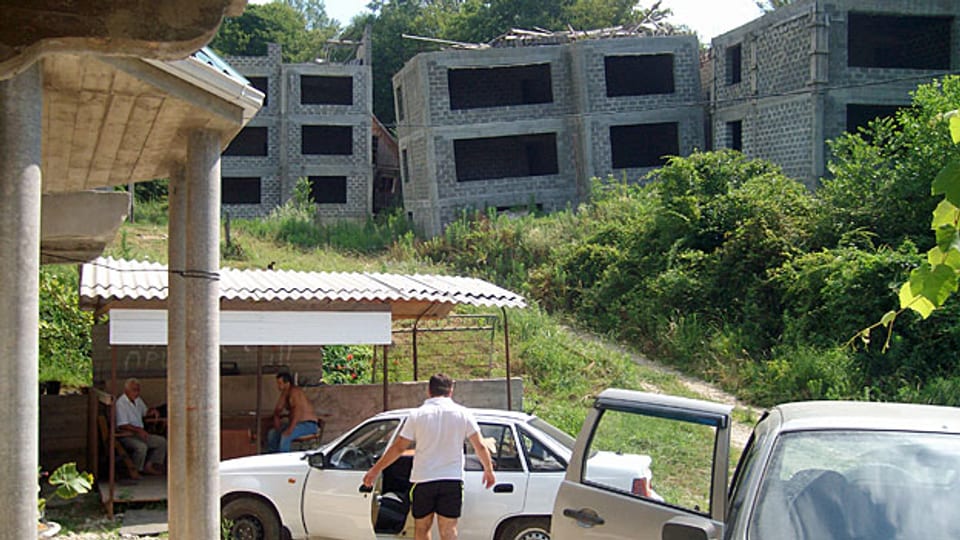 Blick auf einige der schiefstehenden Häuser in Blinowo, in der Nähe von Sotschi.