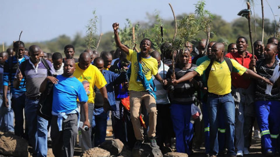 Südafrikanische Goldminenarbeiter streiken.