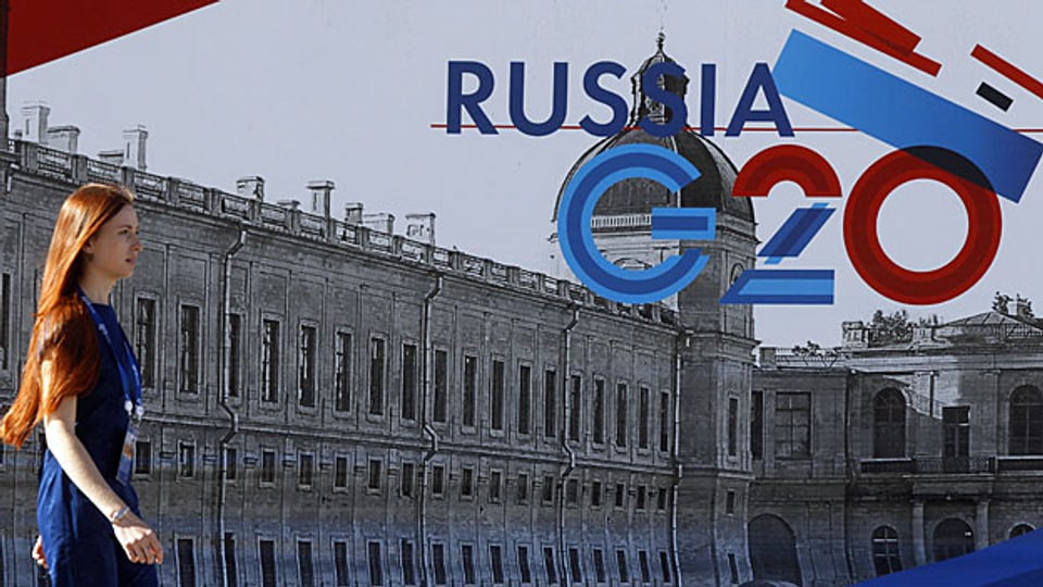 Blick durch die Glastüre des Pressezentrums des G20-Gipfels in St. Petersburg.